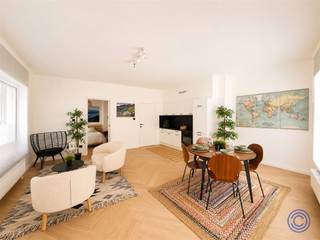 <p><span>Informatie appartement</span></p><p><span>Dit uiterst gezellige en volledig gerenoveerde appartement bevindt zich op de gelijkvloerse verdieping van een prachtig Art Deco-gebouw, midden in de gegeerde Universiteitsbuurt van Antwerpen. U komt binnen in een ruime en lichtrijke leefruimte met een stijlvolle, lichtkleurige visgraatvloer. De open keuken is volledig uitgerust met een grote koelkast met aparte vriezer, oven, inductiekookplaat, dampkap, matzwarte spoelbak en kraan, en veel opbergruimte. De ruime slaapkamer van circa 12 m² is eveneens afgewerkt met een visgraatvloer. De moderne badkamer beschikt over een regendouche, houten lavabomeubel, verlichte spiegel, toilet en handdoekradiator. Daarnaast zijn er een gemeenschappelijke fietsenstalling en een afvallokaal. Het volledige gebouw, met solide betonnen constructie, werd gerenoveerd en omvat 10 appartementen en een kelder. Gas en elektriciteit worden individueel gemeten. Water is collectief met tussenmeters. De vaste kosten worden laag ingeschat op circa 30 per maand, mede dankzij de afwezigheid van een lift. Een ideale keuze als eigen woning, studentenverblijf of opbrengsteigendom, met winkels, supermarkten, cafés en restaurants op wandelafstand. Op 29 juli wordt een kijkdag georganiseerd. De verkoper zal uiterlijk binnen vijf dagen na de kijkdag antwoorden op de ontvangen biedingen. </span></p><p><span>Indeling</span></p><ul><li><span>Ongelofelijk lichtrijke leefruimte voorzien van een knappe visgraat vloer, met aansluitend open keuken. </span></li><li><span>Volledig uitgeruste, open keuken voorzien van een ijskast met aparte diepvries, grote oven, inductie kookvuur met dampkap en spoelbak met kraan in mat zwarte uitvoering.</span></li><li><span>De badkamer, in mat zwarte uitvoering, is voorzien van een ruime regendouche met handdouche, lavabomeubel met verlichte spiegel, handdoekradiator en een hangtoilet.</span></li><li><span>Ruime slaapkamer ca. 12m².</span></li><li><span>In de kelder is er een privatieve berging inbegrepen in de aankoopprijs.</span></li></ul><p><span> </span></p><p><span>Renovatiewerken</span></p><ul><li><span>Nieuwe keuken en badkamer;</span></li><li><span>Vernieuwde elektrische en sanitaire installaties;</span></li><li><span>Bezetten en schilderen muren;</span></li><li><span>Plaatsing nieuwe vloeren;</span></li></ul><p><span> </span></p><p><span>Extra's</span></p><ul><li><span>Aandeel basisakte ten bedrage van 850 euro t.l.v. de koper.</span></li></ul><p><span> </span></p><p><span>Algemene informatie</span></p><ul><li><span>Algemene kosten: nog niet vastgesteld - door eigenaars te regelen. Geschat op 30 euro/maand + afrekening water via tussenmeters.</span></li><li><span>Privatieve meter voor elektriciteit en gas. </span></li><li><span>Collectieve meter voor water met tussenmeters.</span></li></ul><p><span> </span></p><ul><li><span>EPC: label B (geen renovatieplicht)!</span></li><li><span>Asbestattest: Veilig.</span></li><li><span>Elektrische keuring: in aanvraag.</span></li></ul><p><span> </span></p><p><span>Gebouw</span></p><ul><li><span>Het appartementsgebouw is een betonnen constructie bestaande uit een kelder, gelijkvloers en 4 verdiepingen met telkens 2 appartementen.</span></li><li><span>Dak geïsoleerd conform norm 2050!</span></li><li><span>Geen lift aanwezig.</span></li><li><span>Parlofoon aanwezig.</span></li></ul><p><span> </span></p><p><span>Ligging</span></p><ul><li><span>Uiterst gunstige ligging in de Universiteitsbuurt in centrum Antwerpen.</span></li><li><span>Verschillende universiteiten en hoge scholen op wandel- en fietsafstand.</span></li><li><span>Toffe winkeltjes, gezellige barretjes, restaurants en supermarkten op wandelafstand!</span></li><li><span>MOBISCORE: 9,3/10!</span></li></ul><p><span> </span></p><p><span>Kijkdag 29 juli vanaf 18:00u</span></p><p><span>Geïnteresseerde kandidaten kunnen een bod uitbrengen vanaf de instelprijs van 239.000 euro, waarna de verkoper elk bod grondig en weloverwogen zal bekijken.</span></p><p><span>Het kantoor brengt de kandidaten uiterlijk 3 dagen na de kijkdag op de hoogte van de beslissing of verdere stappen.</span></p><p><span> </span></p><p><span> </span></p><p><span>* De informatie in deze prospect is ter informatieve titel: de kandidaat-kopers moeten hun eigen zaak maken van het verkrijgen, controleren en interpreteren van deze informatie.</span></p>