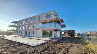 <strong>Appartement 1.01 – Modern wonen met ruim terras in Klaverstuk 24</strong><br /><br />Ontdek <strong>appartement 1.01,</strong> een stijlvol appartement op de eerste verdieping van het gloednieuwe <strong>Klaverstuk 24</strong> in Zedelgem.<br />Met een praktische indeling, hoogwaardige afwerking en een ruim terras is dit appartement ideaal voor wie compact, comfortabel en energiezuinig wil wonen.
<h4><strong>Kenmerken van appartement 1.01</strong></h4>
* Bewoonbare oppervlakte: 69 m²<br />* Inkomhal met apart gastentoilet.<br />* 1 ruime slaapkamer, perfect voor singles of koppels.<br />* Moderne badkamer met meubel en inloopdouche.<br />* Lichtrijke leefruimte dankzij grote raampartijen, verbonden met een open, volledig uitgeruste keuken.<br />* Praktische wasplaats voor extra opbergruimte.<br />* Ruim terras van 20 m², ideaal om buiten te ontspannen en genieten van het uitzicht.<br />* Inclusief ondergrondse parkeerplaats en fietsenberging.
<h4><strong>Hoogwaardige afwerking en energiezuinig</strong></h4>
Dit instapklare appartement is voorzien van:

<ul>
	<li>* Vloerverwarming voor aangenaam wooncomfort.</li>
	<li>* Warmtepomp en zonnepanelen voor energiezuinige en milieuvriendelijke oplossingen.</li>
	<li>* Een uitzonderlijk laag E-peil van 30, wat recht geeft op vrijstelling van de onroerende voorheffing.</li>
</ul>

<h4><strong>Wonen in het hart van Zedelgem</strong></h4>
Gelegen in een rustige en groene omgeving biedt Klaverstuk 24 een perfecte mix van rust en bereikbaarheid. Het centrum van Zedelgem, openbaar vervoer en verbindingswegen naar Brugge en andere steden zijn binnen handbereik.<br /><br />Dit appartement is dé ideale keuze voor wie modern comfort zoekt in een kleinschalig en duurzaam project.<br /><strong>Contacteer ons vandaag voor meer informatie of een bezoek.</strong><br /><br />Uw nieuwe thuis wacht op u!<br /><br />051 21 11 11 of matias@imfiro.be