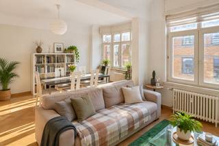 <p><strong>Sint-Gillis, nabij het Stefaniaplein en de prestigieuze Louizalaan, vlot bereikbaar met het openbaar vervoer en dicht bij winkels, mooi appartement van ±91 m² gelegen op de 4de verdieping bestaande uit een inkomhal, een ruime woonkamer van ±27,5 m² met volledig uitgeruste open keuken (oven, kookplaat, dampkap, koelkast/diepvries, vaatwasser), een wasruimte, een badkamer (ligbad, toilet, dubbele wastafel), een slaapkamer van ±9 m², een slaapkamer van ±11,5 m². Kelder aanwezig. Voorziening voor lasten van 190€/maand (warm water – verwarming – gemeenschappelijke kosten). EPC-score: E-. Beschikbaar vanaf 01/12/2026. Oppervlaktes indicatief.</strong></p>
<p><u>Op de 4<sup>e</sup> verdieping</u>:</p>
<ul>
<li>Entree</li>
<li>Woonkamer van ±27,5 m² (5,7 x 4,8)</li>
<li>Volledig ingerichte keuken (oven, kookplaten, afzuigkap, koelkast/vriezer, vaatwasser)</li>
<li>Wasruimte met aansluiting voor wasmachine</li>
<li>Slaapkamer van ±9 m² (2,6 x 3,3)</li>
<li>Slaapkamer van ±11,5 m² (2,8 x 4)</li>
<li>Badkamer (bad/douche, toilet, dubbele wastafels)</li>
</ul>
<p></p>
<p>Kelder</p>