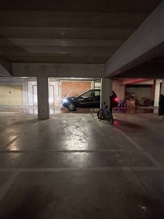 <p><strong>Ruime ondergrondse parkeerplaats te koop op toplocatie in centrum Genk (2 beschikbaar - naast elkaar)</strong></p>
<p>Bent u op zoek naar een vlot bereikbare en centraal gelegen parkeerplaats in Genk? Dan zijn deze twee ruime staanplaatsen, gelegen recht tegenover het station en het Carbon Hotel, precies wat u zoekt.<br /><br />De parkeerplaatsen liggen naast elkaar en kunnen zowel <strong>apart als samen </strong>worden aangekocht.</p>
<p><strong>Ligging:</strong><br />De parkeerplaats bevindt zich op een absolute toplocatie in het centrum van Genk. Dankzij de ligging tegenover het station en op wandelafstand van winkels, horeca en kantoren, geniet u van maximaal comfort en bereikbaarheid. Ideaal voor eigen gebruik of als investering in een gegeerde buurt.</p>
<p>De ondergrondse parking is bereikbaar via de doorgang onder het gebouw links naast het Carbon Hotel (Europalaan 38).</p>
<p><strong>De parkeerplaats:</strong><br />Deze staanplaats biedt uitzonderlijk veel ruimte met afmetingen van ca. <strong>4,8 m diep en 3,2 m breed</strong>, waardoor u comfortabel kan parkeren en eenvoudig kan in- en uitstappen.</p>
<p>Aan de voorzijde van de parkeerplaats bevinden zich twee palen, waardoor de effectieve breedte bij het inrijden <strong>2,9 m </strong>bedraagt (zie foto’s). Dit doet geen afbreuk aan het gebruiksgemak van de staanplaats.</p>
<p>Gelegen in een verzorgde en goed toegankelijke ondergrondse parking, wat zorgt voor een veilige en praktische parkeeroplossing.</p>