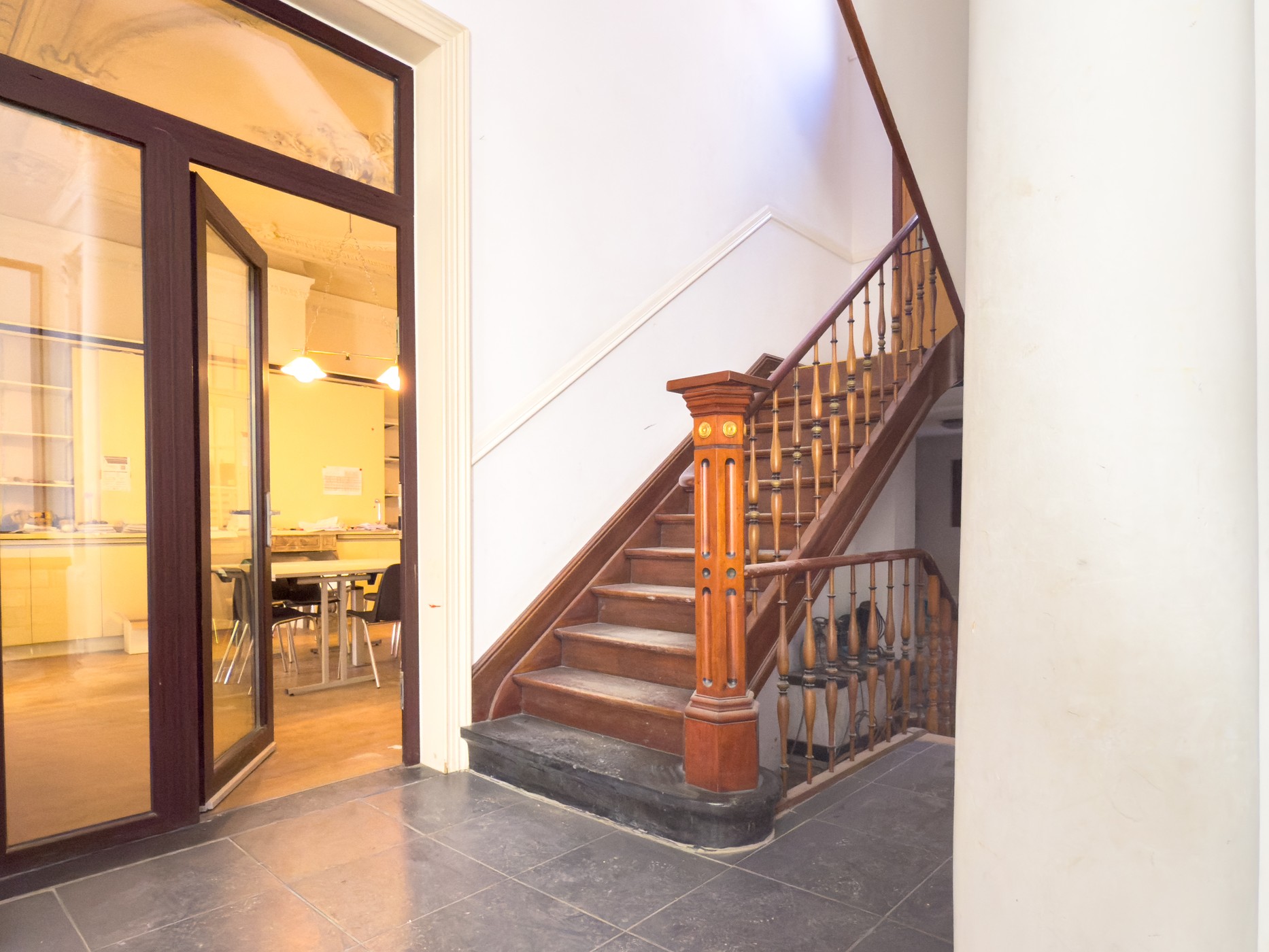 Ruim en karaktervol kantoorgebouw met authentieke elementen vlak bij station Gent-Dampoort! - photo 4