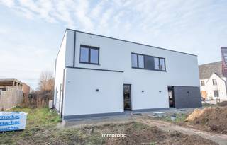 Volledig instapklare en afgewerkte woning op een rustige én aangename buurt in Zulte.De woning is gelegen vlakbij het centrum van Zulte, winkels,...