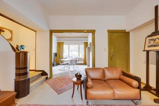 Welkom in deze unieke en charmante art-decowoning gelegen in de Van Notenstraat 6 te Deurne. Een woning vol authenticiteit, op een toplocatie aan het geliefde Te Boelaerpark.<br /><br />U betreedt de woning via de hal, die meteen de sfeer van de woning zet. Vanuit de hal komt u terecht in de open en lichtrijke leefruimte met zit- en eetplaats. Dankzij de mooie authentieke elementen en de karaktervolle afwerking ademt deze ruimte art deco.<br /><br />De trap in de leefruimte vormt zonder twijfel één van de absolute blikvangers van de woning.<br /><br />Aansluitend bevindt zich de recent vernieuwde keuken. Vanuit de keuken bereikt u nog een extra zit- of eetruimte met lichtkoepel en een mooi zicht op de tuin.<br /><br />De gezellige stadstuin vormt een absolute troef van deze woning en grenst aan het Te Boelaerpark. Dankzij deze ligging geniet u van een groen uitzicht en volledige privacy zonder inkijk.<br /><br />Op de eerste verdieping bevinden zich twee zeer ruime slaapkamers, waarvan één uitgerust is met airconditioning. Ook de badkamer werd recent vernieuwd.<br /><br />Als extra troef bestaat de mogelijkheid om de garagebox en staanplaats, gelegen tegenover de woning, mee aan te kopen voor € 35.000.<br /><br />Bijzonderheden:<br />- EPC E<br />- Grenzend aan het Te Boelaerpark<br />- Garagebox tegenover de woning voor € 35.000<br />- Keuken en badkamer gerenoveerd<br />- Condensatie ketel<br />- Ruime droge kelder<br /><br />Wg, Gvkr, Gvv, Gmo, Geen overstromingsgevoelig gebied, Renovatie