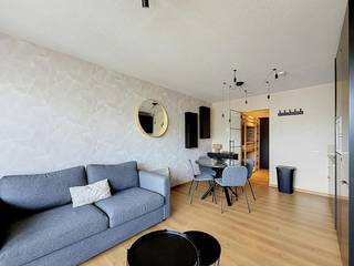 Près de l'Esplanade de La Panne, nous trouvons ce studio à louer avec une belle vue latérale sur la mer et la plage. Le studio bénéficie d'un emplacement extrêmement idéal, à quelques pas du centre et de toutes sortes d'installations. Une place de parking souterraine située à l'intérieur du bâtiment est incluse dans le prix. <br /><br />DISPOSITION :<br />> Sixième étage :<br />- hall d'entrée avec vestiaire ;<br />- salle de bain avec douche, lavabo et toilettes ;<br />- cuisine ouverte avec cuisinière électrique, hotte, évier et réfrigérateur ;<br />- espace de vie avec accès à la terrasse.<br /><br />GÉNÉRAL :<br />- chauffage électrique<br />- EPC (257 kWh/m² par an)<br />- double vitrage, bois<br />-<br /><br />Intéressé ? Visitez notre site web www.dewaele.com, sélectionnez la propriété et cliquez sur le bouton rouge « Demandez votre visite ». Remplissez un court profil et nous vous contacterons pour un rendez-vous. Les rendez-vous ne peuvent pas être pris par téléphone.