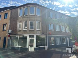 <p><span>Ontdek deze handelsruimte met woonst in Diest! Met een totale oppervlakte van 97m² biedt dit pand mogelijkheden voor diverse commerciële doeleinden.</span></p><p><span> </span></p><p><span>**Belangrijkste kenmerken van het pand:**</span></p><p><span> </span></p><p><span>1. **Ruimte**: Met een oppervlakte van 97m², biedt dit pand ruimte voor diverse commerciële activiteiten. De grote etalages zorgen voor een uitstekende zichtbaarheid en natuurlijke lichtinval.</span></p><p><span> </span></p><p><span>2. **Garages**: Het pand beschikt over maar liefst 3 garages en 2 bergingen, een zeldzaamheid in het centrum van de stad. Dit biedt niet alleen parkeergelegenheid, maar kan ook dienen als opslagruimte.</span></p><p><span> </span></p><p><span>3. **Flexibele indeling**: De ruime en open opzet van het pand maakt het gemakkelijk aan te passen aan uw specifieke behoeften en wensen. U kunt de ruimte naar eigen inzicht inrichten en optimaliseren.</span></p><p><span> </span></p><p><span>4. **Functionele voorzieningen**: Het pand is voorzien van radiatoren voor verwarming en een goed uitgeruste badkamer met moderne voorzieningen. Dit zorgt voor een comfortabel verblijf voor zowel u als uw medewerkers.</span></p><p><span> </span></p><p><span>5. **Strategische ligging**: Gelegen in een drukke straat van Diest, biedt dit pand een uitstekende toegankelijkheid en zichtbaarheid. Uw bedrijf zal profiteren van de levendige omgeving en de nabijheid van andere lokale ondernemingen.</span></p><p><span> </span></p><p><span>EPC: C</span></p><p><span>Asbestveilig.</span></p><p><span> </span></p><p><span>Dit pand is een uitstekende gelegenheid voor ondernemers die op zoek zijn naar ruimte en een goede locatie in Diest. </span></p><p><span> </span></p><p><span>Neem vandaag nog contact met ons op voor meer informatie of een bezichtiging!</span></p><p><span>Bel Immo Diest: 013 31 25 22.</span></p>