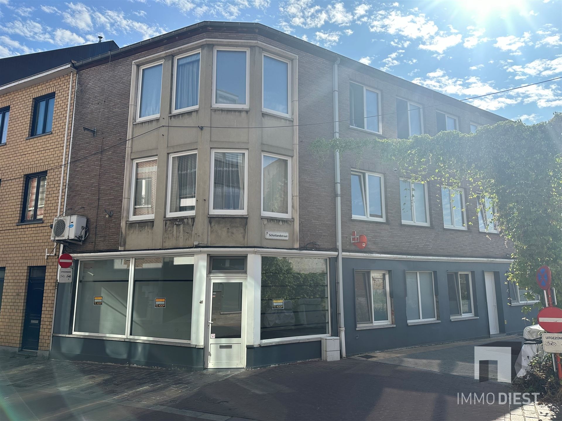 Handelsgelijkvloers met woonst en garages - foto 3