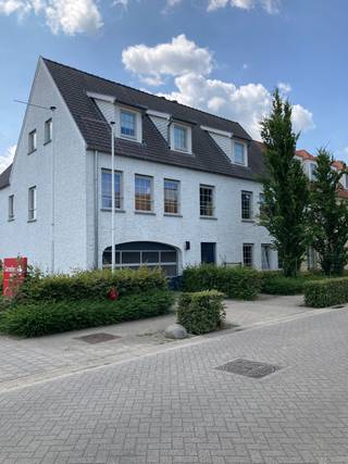 Autostaanplaats in een ondergrondse parkeergarage in het centrum van Poppel. Plaats momenteel verhuurd.