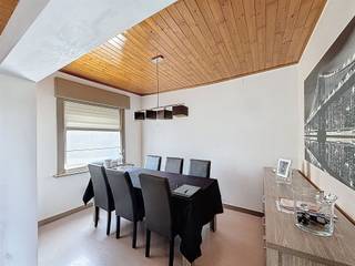 Rijwoning in Wevelgem. De indeling is als volgt: inkom, leefruimte, aparte keuken met toegang tot de binnenkoer, badkamer met toilet en 2...