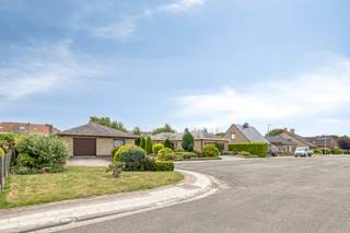 Een gelijkvloerse open bebouwing op 679 m² met tal van mogelijkheden....Via de zijtuin komen we aan de voordeur van deze woning. We komen binnen in...