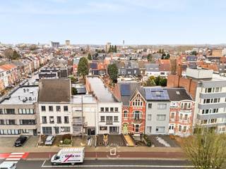 Ontdek deze<strong> karaktervolle lofteigendom</strong> met een uitzonderlijk royale ruimte, gelegen aan <strong>de Leo de Béthunelaan,</strong> één van de meest prestigieuze en drukbezochte locaties van Aalst met <strong>uitstekende zichtbaarheid. </strong>Dit gebouw, boordevol historiek en ooit de thuisbasis van een bonnetterie, biedt een waaier aan mogelijkheden voor wie wonen en werken wil combineren. Met <strong>een totale oppervlakte van ca. 750 m² (3 x 250 m²) geniet u van een indrukwekkend volume en de vrijheid om het geheel naar eigen smaak en functie in te richten.</strong><br />De eigendom bevindt zich structureel in goede, maar casco staat—een ideale blanke canvas om uw eigen stempel te drukken. De industriële elementen en hoge plafonds vormen de perfecte basis voor <strong>een unieke loftstijl of creatieve zakelijke invulling.</strong><br /><strong>De ligging is een absolute troef:</strong> snelle bereikbaarheid via de oprit van de E40, nabij het stadscentrum, én ruime parkeergelegenheid recht tegenover het gebouw aan het kerkhof.<br /><strong>EPC: gelijkvloers C, eerste verdieping B, tweede verdieping F (renovatieplicht van toepassing).</strong><br />Bovendien werd in het verleden reeds een (intussen vervallen) vergunning afgeleverd voor handel op het gelijkvloers, kantoren op de eerste verdieping en een loft met dakuitbouw op de bovenverdiepingen—wat het potentieel van deze unieke eigendom extra in de verf zet.