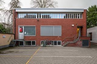 OPGELET: om dit pand te huren of bezichtigen vragen wij steeds eerst een virtueel bezoek te brengen aan het pand. Ga hiervoor naar www.rosseel.be en vul de referentie XV219CP in in het veld ‘zoek’ bovenaan rechts. Kies dan ‘360°’. De website helpt je nu verder voor de volgende stappen.<br /><br />Deze instapklare kantoorruimte is gunstig gelegen nabij het station Gent-Sint-Pieters en belangrijke uitvalswegen, wat zorgt voor een uitstekende bereikbaarheid. De ruimte biedt tal van mogelijkheden en beschikt over een gedeelde parking, te gebruiken samen met de andere bedrijven in het gebouw.<br /><br />De kantoorruimte bestaat uit een open werkruimte met een praktisch keukentje, uitgerust met een wastafel en ruime kastruimte. Daarnaast is er een gemeenschappelijk toilet en fietsenberging aanwezig.<br /><br />Bij de huurprijs komt maandelijks een kost van €100 (voorschot) voor de gemeenschappelijke kosten, elektriciteit, gas, water, warm water en internet.<br /><br />Onmiddellijk beschikbaar.