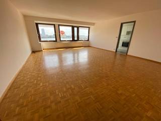 Prachtig appartement gelegen aan de visserskaai met een uniek zicht op het havenverkeer. Het appartement heeft een oppervlakte van 125m². Ruime lichtrijke living met een mooi eiken parket. Volledig ingerichte keuken met aansluitend een berging. Grote inkomhall met marmeren vloer en inbouwkasten. Er zijn twee slaapkamers met een terras gelegen aan de achterkant, hier heb je ook een mooi open zicht op de Sint Petrus en Pauluskerk, heel veel zon. De badkamer is mooi afgewerkt met een ligbad en een douche, dubbele lavabomeubel. U bent vlak aan het strand, station en het centrum. Het appartement is vrij vanaf 01/10/2026. Het maandelijks bedrag voor de algemene delen komt om € 100 forfait. De nutsvoorzieningen zijn individueel. Kom gerust dit pareltje bezoeken.