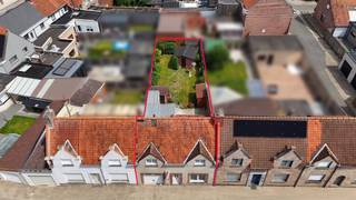 Maison à vendre avec 3 chambres, garage intérieur et jardin à Ypres. La maison est étonnamment calme et bénéficie d'une connexion fluide à l'A19, à la JYZ et à la zone industrielle. <br /><br />Contactez Maxime au 0493 25 32 64 ou via maxime.delbaere@dewaele.com <br /><br />La propriété se compose de : <br />Hall d'entrée - Salon avec poêle à gaz - Cuisine attenante avec confort de base - Salle de bain au rez-de-chaussée avec lavabo, toilettes et douche - Garage intérieur spacieux. <br /><br />Étage + 1 : hall de nuit de 3 chambres. <br /><br />Extérieur : Joli jardin avec abri de jardin. <br /><br />GÉNÉRAL :<br />- Étiquette F EPC <br />- Situé au calme dans le centre d'Ypres <br />- Connexion facile à l'A19, à la JYZ et à la zone industrielle. <br />- Garage intérieur, grande valeur ajoutée<br /><br />Ce bien est soumis à l'obligation de rénovation imposée par le gouvernement flamand pour les bâtiments résidentiels (sauf en cas de démolition dans les 5 ans suivant l'achat). Pour plus d'informations, veuillez consulter le site web de l'Agence flamande de l'Énergie et du Climat via https://www.vlaanderen.be/een-woning-kopen/renovatieverplichting-voor-residentiele-gebouwen<br /><br />Registre des mesures: non