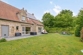 In de residentiële buurt van Sint-Kruis (Brugge) bevindt zich rustig gelegen langs Kasteleinweg deze stijlvolle villa te koop op een perceel van 789m². Dit vrijstaand huis (°1981, EPC-score: 275, conforme elektrische keuring, zonnepanelen, laadpaal) met 5 slaapkamers, 2 badkamers, lichtrijke woonruimtes en inpandige garage beschikt over een compleet gunstig georiënteerde tuin en tal van terrasoppervlakte, waar u volledig tot rust kunt komen. U waant zich hier ver weg van alle drukte, maar toch op een boogscheut van de stad Brugge (alsook van Damme, Knokke...) en tevens vlakbij het commercieel centrum van Sint-Kruis met zijn scholen, buurtwinkels, warenhuizen, openbaar vervoer, sportfaciliteiten...Gelijkvloers:- Inkomhal met gastentoilet;- lichtrijke woonkamer (45m²) met gashaard;- compleet uitgeruste leefkeuken (16m²);- praktische berging (6m²) aansluitend aan de leefkeuken);- wasplaats (11m²);- inpandige garage (20m²);- zongerichte tuin (789m²) met tal van terrassen, privatieve oprit en praktisch tuinhuis, 2 regenwaterputten (2x8.000L).1ste verdieping:- Nachthal (11m²);- slaapkamer 1 (15m²);- slaapkamer 2 (12m²);- slaapkamer 3 (12m²);- slaapkamer 4 (10m²);- slaapkamer 5 (10m²);- badkamer 1 (5m²);- badkamer 2 (9m²).2de verdieping:- Zolderberging (31m²).De eigendom wordt aangeboden via de Pre-sale formule. Op 20/06/2026 tussen 09:00 en 14:00 kan u de woning op afspraak komen bezichtigen en een bod uitbrengen. De vermelde prijs is een instelprijs. Voor meer info, gelieve contact op te nemen met de dossierverantwoordelijke.Bestuursmaatregelen in het maatregelenregister: nee