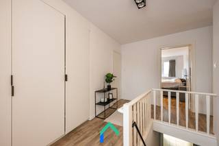 Algemeen<br />In het bruisende centrum van Meulebeke bevindt zich deze interessante eigendom met gemengd gebruik, bestaande uit een instapklare handelsruimte op het gelijkvloers en een ruim, gerenoveerd duplexappartement op de verdieping. Dankzij de centrale ligging met talrijke parkeermogelijkheden en de combinatie van wonen en werken biedt dit pand een bijzonder veelzijdige opportuniteit voor zowel investeerders als ondernemers.<br /><br />Indeling<br />De handelsruimte op het gelijkvloers werd momenteel ingericht als verzekeringskantoor en presenteert zich volledig instapklaar. Via de inkomhal komt u terecht in een ontvangstruimte met aansluitend twee kantoorruimtes, uitgerust met op maat gemaakte bureaus en kasten. Beide kantoorruimtes genieten van een aangename en natuurlijke lichtinval dankzij de combinatie van een lichtkoepel en grote raampartijen aan zowel de voor- als achterzijde van het gebouw. Verder beschikt de ruimte over een praktische kitchenette, berging en kelder, wat zorgt voor extra opslagmogelijkheden. Het aangename terras achteraan biedt bovendien een rustige en private buitenruimte. Het is onmiddellijk beschikbaar, waardoor een nieuwe activiteit hier zonder zorgen kan worden opgestart.<br /><br />Op de eerste verdieping bevindt zich het gerenoveerde appartement met een bewoonbare oppervlakte van maar liefst 142 m². Bij het betreden van het appartement komt u in de inkomhal met een praktische ingebouwde kastenwand waarin onder meer de technieken en aansluiting voor een wasmachine zijn voorzien. De leefruimte straalt warmte en gezelligheid uit dankzij de mooie laminaatvloer en geniet van een aangename lichtinval. De keuken sluit hier naadloos op aan en is volledig uitgerust met moderne toestellen waaronder een oven, koelkast, vaatwasser en inductiekookplaat. Het appartement beschikt over een ruime slaapkamer en een hedendaagse badkamer met inloopdouche en toilet. Via een vaste trap bereikt u de ruime zolder die tal van mogelijkheden biedt, bijvoorbeeld als extra opslagruimte of hobbyruimte.<br /><br />Troeven<br />* Instapklare handelsruimte<br />* Ruim duplexappartement<br />* Geen syndickosten<br />* Centrale ligging<br /><br />Interesse<br />Dit pand biedt een unieke kans om wonen en werken harmonieus te combineren op een topligging in Meulebeke. De ruime indeling, het instapklare karakter en de centrale ligging maken van deze eigendom een plek waar comfort, functionaliteit en toekomstmogelijkheden samenkomen. Een bezoek met Mathieu zal u ongetwijfeld overtuigen van het potentieel dat deze eigendom te bieden heeft. <br /><br />T: 0479 63 53 01<br />M: mathieu@gentill.be