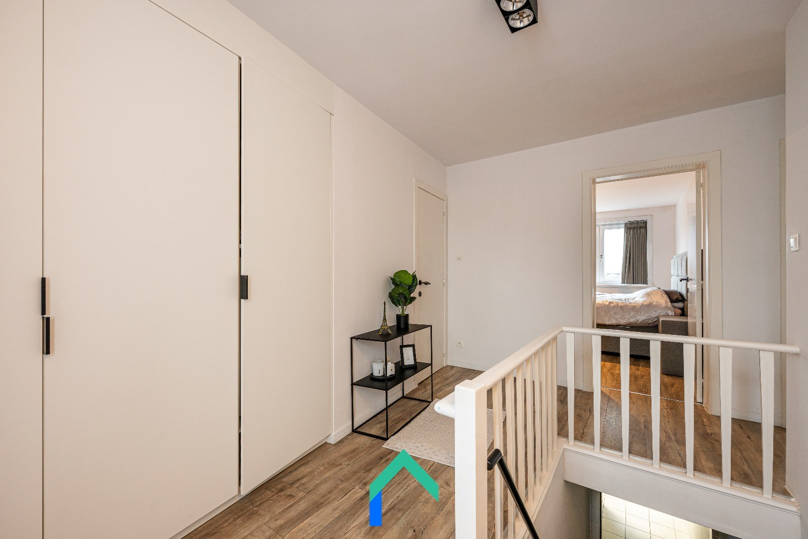 Instapklare handelsruimte met gerenoveerd duplexappartement in hartje Meulebeke - foto 2