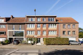 Locatie:
Sommige plekken geven je ruimte om te ademen, zelfs midden in de stad. Dit appartement ligt in de Jan De Graefstraat in Berchem, waar stedelijk wonen en rust mooi samengaan. Op een paar minuten wandelen vind je een supermarkt, een bushalte en het groen van park Het Prieel. Station Berchem ligt op zo’n 6 minuten fietsen en ook het centrum van Antwerpen bereik je vlot met de fiets of het openbaar vervoer.
Indeling:
Het appartement ligt op de derde verdieping en is het enige op deze verdieping. Geen buren op je overloop dus, maar privacy en een rustig, exclusief woongevoel. Met 103 m² bewoonbare oppervlakte heb je alle ruimte om comfortabel te wonen. De twee slaapkamers van 17 m² en 12 m² geven je de vrijheid: een ouderslaapkamer en een kinderkamer, of een logeerkamer of thuiskantoor.
Buiten: de echte blikvanger is het terras van maar liefst 62 m², een volwaardige buitenkamer. Hier ontbijt je met de stad aan je voeten, schuiven vrienden aan voor een lange tafel en kijk je over de Antwerpse skyline tot aan de kathedraal. Daarnaast is er een privatieve kelderberging voor extra opslag. Van een rustige koffie in de ochtend tot de lichtjes van de stad bij valavond.
Troeven:
Terras van maar liefst 62 m² – een echte buitenkamer
Panoramisch uitzicht over Antwerpen en de kathedraal
Enige appartement op de derde verdieping: optimale privacy
Bewoonbare oppervlakte van 103 m²
Twee ruime slaapkamers van 17 m² en 12 m²
Privatieve kelderberging
Technische gegevens:
Het appartement heeft een EPC-label C, goed voor een comfortabel woonklimaat. De elektrische installatie is conform de geldende voorschriften.
Extra:
Verkooprecht: verlaagd tarief van 2% bij aankoop als enige eigen woning (akte vóór 31/12/2026)
Al eigenaar: verkoop je eerste eigendom binnen 2 jaar en geniet alsnog van het verlaagde tarief
Benieuwd naar de waarde van je woning? Vraag een gratis schatting aan via jeff@bauwensvastgoed.be