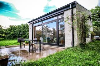 Wonen tussen stad en natuur. een unieke plek aan de Brusselse rand. Vrijstaand huis, 180 m2. De 1300m2grote tuin is bewust natuurvriendelijk ingericht en grenst aan natuurgebied. <br />Op nog geen 12km van centrum Brussel vind je deze quasi passief woning. Ze is zuidwest georIënteerd met 2 terassen (1 aan de woonruimte en 1 op de verdieping aan de bureau). De woning werd ontworpen met bijzondere aandacht voor licht en ruimte. De doordachte indeling biedt tal van mogelijkheden om de ruimtes aan je woonwensen aan te passen. Dankzij de vloerverwarming met koelfunctie is er het hele jaar een aangenaam binnenklimaat. De indeling is verassend flexibel. De 3 slaapkamers kunnen anders ingedeeld worden, de bureauruimte kan desgewenst omgevormd worden tot 4e slaapkamer. 2 ingerichtte badkamers zijn aanwezig. Op het zonneterras boven geniet je in alle privacy van de zon en het weidse uitzicht op het groen.<br />Deze wonng is meer dan een huis. Het is een plek waar duurzaam wonen, architectuur, licht en natuur elkaar ontmoeten in de driehoek Brussel-Gent-Antwerpen.