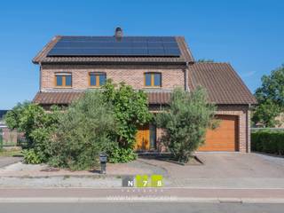 <span><strong>VRIJSTAANDE INSTAPKLARE WONING MET 5 SLAAPKAMERS OP EEN PERCEEL VAN 10A37CA TE DILSEN-STOKKEM (LANKLAAR) <br /><br />TROEVEN<br /></strong>- Gelegen op een rustige locatie in Lanklaar. Doch alle belangrijke voorzieningen in de buurt (scholen, openbaar vervoer, supermarkt,...) <br />- Goede bereikbaarheid naar omliggende gemeenten zoals Maasmechelen, Maaseik,.... <br />- EPC-label C: energiezuinige woning. <br />- Diverse vernieuwingen door de jaren heen.<br />- Asbestveilige woning! <br />- Ruime woning met een bewoonbare oppervlakte van 268,00 m². <br />- Rolluiken. <br />- Ruim terras met zicht op de ruime achtertuin. <br />- 2 inpandige garages. <strong><br /></strong><strong><br />KELDERVERDIEPING (-01) <br /></strong>- Kelderruimte 1 (4,50m x 9,00m = 40,50m²): betonvloer. <br />- Kelderruimte 2 (4,24m x 3,90m = 16,54m²): betonvloer. <br />- Kelderruimte 3 (3,50m x 12,72m = 44,52m²): garage, automatische poort, betonvloer. <br />- Kelderruimte 4 (1,10m x 6,50m = 7,15m²): betonvloer. <br />- Cv-ruimte (3,50m x 4,00m = 14,00m²): Cv-installatie op stookolie, tank, zonneboiler. <br /><strong><br />GELIJKVLOERS 00<br /></strong>- Inkomhal (3,70m x 5,00m = 18,50m²): trap naar de eerste verdieping, maatkast, tegelvloer. <br />- Woonkamer (4,50m x 9,00m = 40,50m²): deur naar de tuin, doorgang naar de zitplaats, kachel, tegelvloer. <br />- Zitplaats (3,50m x 4,00m = 14,00m²): doorgang naar de woonkamer, tegelvloer. </span><br /><span>- Keuken (4,70m x 6,20m = 29,14m²): keukenwand met onderkasten, bovenkasten, 2 ovens, vaatwasser, dampkap, diepvries, koelkast, combi-oven, ziteiland, bijkeuken met kitchenette en gasfornuis, tegelvloer. </span><br /><span>- Toilet (1,00m x 2,00m = 2,00m²): lavabo, hangtoilet, wandbetegeling, tegelvloer. </span><br /><span>- Terras (2,40m x 7,60m = 18,24m²): overdekt terras, tegelvloer. </span><br /><span>- Inpandige garage 2 (3,50m x 6,20m = 21,70m²): automatische poort, aansluiting wasmachine, tegelvloer. </span><br /><br /><span><strong>VERDIEPING</strong> <strong>+01 </strong></span><br /><span>- Overloop (4,15x 5,00m = 20,75m²): trap naar verdieping 2 & het gelijkvloers, laminaat. <br />- Badkamer (2,70m x 4,65m = 12,56m²): ingericht badmeubel met dubbele lavabo, onderkasten, kolomkasten, spiegelkasten, hangtoilet, ligbad, inloopdouche, wandbetegeling, tegelvloer. <br />- Slaapkamer 1 (4,50m x 5,00m = 22,50m²): laminaat. <br />- Slaapkamer 2 (3,35m x 6,50m = 21,78m²): laminaat. <br />- Slaapkamer 3 (4,00m x 3,90m = 15,60m²): Laminaat. <br /><br /><strong>VERDIEPING</strong> <strong>+02 </strong><br />- Slaapkamer 4 (4,15m x 6,50m = 26,98m²): laminaat. <br />- Slaapkamer 5 (4,00m x 6,45m = 25,80m²): laminaat. <br /><br /></span><strong>VERNIEUWINGEN</strong><br /><span>- Gerenoveerde keuken (2021). <br />- Dakverdieping (2015). <br />- Warmtepompboiler (2014). </span><br /><br /><span><strong>EXTERIEUR</strong></span><br /><span>- Volledig omheinde tuin.<br />- Beklinkerde oprit naar de garage. <br /><br /><strong>24 ZONNEPANELEN SINDS AUGUSTUS 2011</strong><br />- In de verkoopprijs zit het volledige zonnepanelensysteem begrepen (zonnepanelen, omvormer, collectoren e.a. toebehoren).<span><br /></span><br />Bekijkt u deze advertentie via een aanverwante vastgoedsite, surf dan zeker naar onze website <strong>www.N78vastgoed.be</strong> voor een uitgebreide beschrijving en foto's. <strong>Meer info: +32 (0)89 86 18 88 of info@N78vastgoed.be.</strong></span>