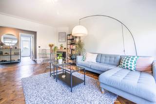 KOEKELBERG, op een steenworp afstand van de Basiliek van Koekelberg en het Elisabethpark, bevindt dit aangename appartement met een woonoppervlakte van ±70 m² zich op de 3e verdieping van een goed onderhouden flatgebouw met lift.
Dankzij de grote ramen baadt het appartement in natuurlijk licht en biedt het een gezellige en perfect ingedeelde leefomgeving. De ruime en gezellige woonkamer biedt gemakkelijk plaats aan een zit- en eethoek, terwijl de keuken, die in uitstekende staat verkeert, direct gebruiksklaar is. Het appartement beschikt over twee slaapkamers, waarvan er één gemakkelijk kan worden ingericht als kantoor, kinderkamer of uitbreiding van de woonkamer, geheel naar uw wensen. Een aangenaam terras op het oosten vormt een verlengstuk van de leefruimtes en laat u genieten van de eerste zonnestralen.
De ligging is een echte troef: in de directe omgeving van het metrostation Simonis, trams, bussen, winkels, scholen, restaurants, apotheken en het Elisabethpark biedt het een aangename leefomgeving die rust, groen en uitstekende bereikbaarheid naar het centrum van Brussel combineert.
Het pand is rond 2020 gerenoveerd, verkeert in uitstekende algemene staat en vereist geen ingrijpende werkzaamheden. Technisch gezien beschikt het pand over een conform elektrische installatie, een EPC-score van E, 48 kg/(m²/jaar) en een eigen kelder.
Een mooie kans, ideaal voor een eerste aankoop, een koppel of een kwaliteitsvolle investering.
Alle oppervlakten worden ter indicatie gegeven