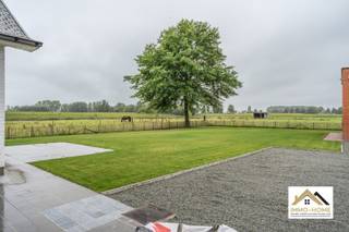 Deze riante en opgefriste woning met landelijk uitzicht ontvangt je in stijl in de grote inkomhal (met gastentoilet). Van hieruit kun je zowel naar...