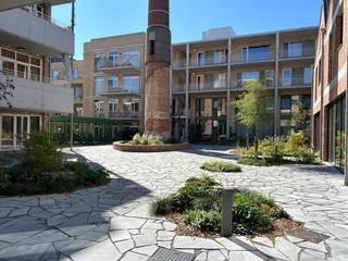 Op zoek naar een winkelpand of kantoorruimte op een toplocatie in Antwerpen? Ontdek de polyvalente commerciële ruimte die deel uitmaakt van het stijlvolle en trendy woonproject De Wastuin.<br /><br />Dit project omvat 97 appartementen en woningen, een grote binnentuin, een co-housingproject en één commerciële ruimte die zich flexibel laat inrichten.<br /><br />Te koop: multifunctionele commerciële ruimte<br />- oppervlakte: ca 267 m²<br />- gelijkvloers, met inkomdeur aan straatkant<br />- casco opgeleverd, dus in te richten naar eigen believen<br />geschikt voor kantoor, winkel, praktijk of zelfstandige activiteit<br />- onderdeel van het renovatiegedeelte van woonproject De Wastuin<br />- op A-locatie in de trendy buurt van Oud-Berchem (Eikelstraat), vlak bij ’t Groen kwartier. 