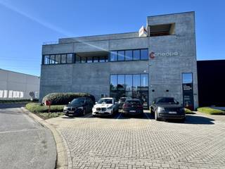 INDIEN U EEN BEZICHTIGING WENST GELIEVE DAN CONTACT OP TE NEMEN MET TINNE.VAN.MECHELEN@HILLEWAERE.BE<br /><br />KMO-unit van 282 m² met opslagruimte, showroom en kantoor.<br /><br />Deze unit in staalstructuur met gepolierde betonvloer heeft een opslagruimte van ca 120 m², kantoor/showroom met keuken op het gelijkvloers van en een ingericht kantoor op de verdieping.<br /><br />Bijzonderheden:<br />* parkeerplaatsen (1 parkeerplaats aanwezig en behorende tot de unit naast het magazijn en enkele gezamenlijke parkeerplaatsen vooraan aanwezig)<br />* mooi gebouw aan de inkom van het industriepark gelegen<br />* airco en alarm aanwezig<br />* Beschikbaar in onderling overleg