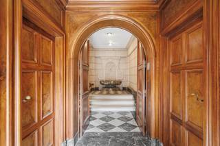 Découvrez cette magnifique maison de maître atypique, située dans l’un des quartiers les plus prestigieux de Bruxelles, à deux pas du Bois de...