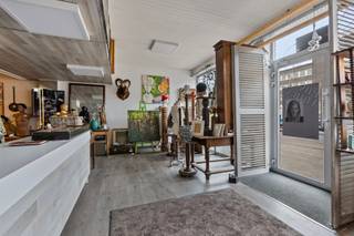 HANDELSGELIJKVLOERS (105 M2) MET ZEER RUIME KELDER, BOVENGELEGEN APPARTEMENT (100 M2) EN AUTOSTANDPLAATS OP A-LOCATIE IN GENK...