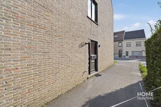 Op een centrale en praktische ligging in Oudenburg vinden we dit verrassend ruime en lichtrijke appartement met maar liefst drie slaapkamers.<br /><br />Het appartement kreeg in 2019 een mooie renovatie, waarbij onder andere de keuken en badkamer volledig werden vernieuwd. De moderne EGGO-keuken biedt voldoende werk- en kastruimte en vormt een aangename plek voor wie graag kookt.<br /><br />Ook de badkamer werd volledig aangepakt en is vandaag voorzien van een ruime inloopdouche en dubbele wastafel. Het toilet bevindt zich praktisch afzonderlijk.<br /><br />Wat meteen opvalt wanneer je het appartement binnenstapt, is de aangename hoeveelheid natuurlijk licht. De leefruimte voelt hierdoor ruim en open aan, terwijl de drie slaapkamers ervoor zorgen dat dit appartement perfect geschikt is voor een gezin, maar evengoed voor wie een extra bureau-, hobby- of logeerkamer zoekt.<br /><br />Aan de achterzijde beschik je bovendien over een aangenaam balkon, ideaal om even buiten te zitten en van de rust te genieten.<br /><br />Ook technisch zijn er enkele mooie troeven: de elektrische installatie is conform en dankzij de renovatie van 2019 zijn keuken en badkamer alvast helemaal mee met hun tijd.<br /><br />Het gebouw beschikt niet over een lift, maar daar staat tegenover dat er geen professionele syndicus is, waardoor de gemeenschappelijke werking eenvoudig gehouden wordt.<br /><br />De ligging maakt het plaatje compleet. Je woont hier centraal in Oudenburg, met winkels, bakker, school en openbaar vervoer in de nabije omgeving.<br /><br />Drie slaapkamers, veel lichtinval, een vernieuwde keuken en badkamer én een balkon: een appartement dat verrassend veel te bieden heeft.<br /><br />Interesse? Contacteer Home Hunters en ontdek het zelf tijdens een bezoek!