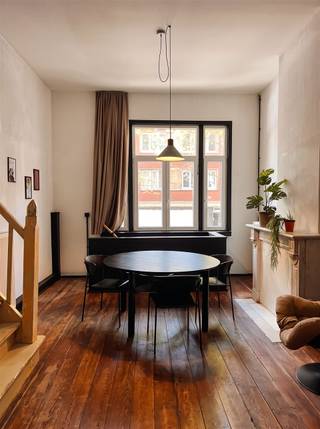 <p>Dit prachtig triplex appartement bevindt zich in het nieuwe bruisende 2060 Antwerpen nabij het station.<br />Namelijk in de Osystraat omgeven met bomen en vernieuwde fietspaden.</p><p><br />Een stijlvol appartement van 75m2 met hoge plafonds en warme houten authentieke vloeren.</p><p>De karaktervolle leefruimte, het hart van het appartement, geeft je een warm ‘ statig herenhuis’ gevoel.<br />De grote raampartijen brengen de gezelligheid van het straatbeeld in huis. <br />De moderne keuken beneden is voorzien van alle nodige faciliteiten, inductie kookplaat, dampkap, oven en ijskast met diepvries. <br />De vernieuwde badkamer is voorzien van een inloopdouche met zwarte tegels, lavabo en toilet. <br />De slaapkamer met dressing heeft grote raampartijen met veel natuurlijk licht. </p><p><br />De Osystraat bevindt zich nabij het station en centrum. Het is een unieke kans om je eigen thuis te hebben naast het bruisende citylife van Antwerpen. <br />Openbaar vervoer en scholen zijn op wandel en fietsafstand. </p><p><br />Dit stijlvol appartement maakt deel uit van een authentiek gebouw met 13 appartementen en 3 ateliers waarvan reeds 60 procent is verkocht! Rechtstreeks te koop van eigenaar.</p><p><br />Dit kan jou prachtige thuis worden! Voor meer info en een bezoek :0456 83 87 68<br /> </p>