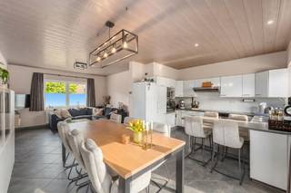 <p><span>Ligging<br /></span><span>In de Sint-Gerolfstraat woon je in een fijn hoekje van Drongen. <br />Een rustige, groene straat in een buurt waar gezinnen graag wonen: scholen, bakker en winkels om de hoek, de Leie en de velden op wandelafstand. <br />Je fietst in een kwartier naar het centrum van Gent en staat via de op- en afrit van de E40 in enkele minuten op de autosnelweg richting Brussel of de kust.<br /><br /></span><span>Instapklare woning met 3 slaapkamers, thuiskantoor en genietplek buiten<br /></span><span>Deze halfopen woning werd in 2010 gerenoveerd en sindsdien met zorg verder afgewerkt. <br />Je stapt binnen in de inkomhal en komt via een glazen deur in de gezellige leefruimte. <br />Vooraan de zithoek met houtcassette, achteraan de eetplaats en open keuken aan een groot schuifraam (2024) dat je zo de tuin in leidt.<br />De vroegere garage werd slim omgebouwd tot een volwaardig thuiskantoor met eigen toegang, ook ideaal als praktijkruimte of extra leefruimte.<br />Deze kan uiteraard opnieuw omgebouwd worden tot garage.<br />Op de verdieping liggen drie slaapkamers, waarvan de master het comfort heeft van een dressing. <br />De badkamer is ruim opgevat en heeft een walk-indouche, ligbad, dubbele wastafel en toilet. <br />Via een vaste trap bereik je de geïsoleerde zolder met heel wat bergruimte.<br />Buiten, geniet je achteraan van een gezellig aangelegd terras met doorsteek naar de carport, volledig omheind en zonder inkijk.<br />Vooraan is er een zonnige voortuin, ruime oprit met plaats voor meerdere wagens en een laadpaal.<br /><br /></span><span>Extra<br /></span><span>/ 13 zonnepanelen, zonneboiler en laadpaal<br />/ EPC B<br />/ elektriciteit conform<br /><br /></span><span>Troeven<br /></span><span>/ instapklaar, enkel de keuken vraagt nog aandacht<br />/ verrassend ruim wonen<br />/ gegeerde, rustige ligging<br /><br /></span></p>