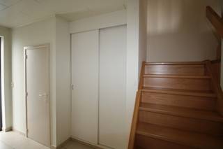 INDELINGGELIJKVLOERSInkomhal met trap naar 1ste verdieping, toiletruimte met handwastafeltje, woonkamer, keuken met aanbouwkeuken voorzien van...