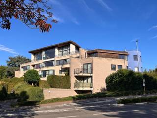 Op een schitterende locatie aan de Mechelsevest vind je dit ruim duplexappartement met 2 slaapkamers en een adembenemend uitzicht over de stad...