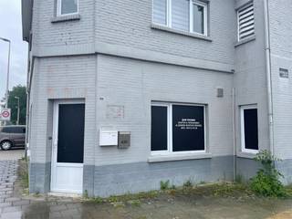 Deze kantoorruimte van ongeveer 60m2 is geschikt voor verschillende doeleinden. De ruimte is ook voorzien van een kleine keuken en wc.