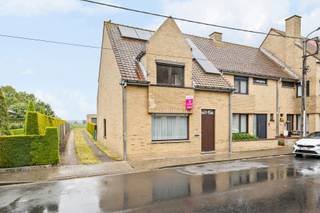 Deze instapklare halfopen woning is gelegen in het centrum van Vladslo.Op de gelijkvloerse verdieping is de indeling als volgt: inkomhal met...