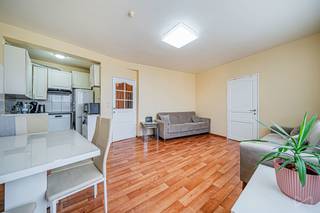 Ideaal gelegen in Sint-Gillis, ontdek dit aangename appartement met 1 slaapkamer en een bureau, waar comfort, functionaliteit en een topligging samenkomen!<br /><br />INFO &amp; BEZOEKEN : bruxelles.ouest@weinvest.be – 02 315 77 22<br /><br />Bij het betreden van het appartement wordt u verwelkomd in een lichtrijke woonkamer met een volledig uitgeruste open keuken, die zorgt voor een gezellige en aangename leefruimte.<br /><br />Het appartement beschikt over een comfortabele slaapkamer aan de achterzijde van het gebouw met toegang tot een balkon, ideaal om in alle rust te genieten. Daarnaast is er een bureau dat eveneens toegang biedt tot een balkon met een open uitzicht, perfect als thuiswerkplek of ontspanningsruimte.<br /><br />De ramen zijn voorzien van dubbele beglazing, wat zorgt voor een uitstekend thermisch en akoestisch comfort. EPC : E - CO2 : 55 kg/(m².an) - 274 [kWhEP/(m².an)]<br /><br />Gelegen in de César Depaepestraat geniet dit appartement van een bijzonder gegeerde ligging, op slechts enkele minuten van het centrum van Brussel, de Zavel, het Sint-Gillisvoorplein en de Louizalaan. Openbaar vervoer (tram, metro en bus), station Brussel-Zuid, de belangrijkste invalswegen en tunnels zijn vlot bereikbaar, waardoor u zich gemakkelijk kunt verplaatsen.<br /><br />Bovendien geniet u van een aangename woonomgeving dankzij de onmiddellijke nabijheid van winkels, scholen, kinderdagverblijven, ziekenhuizen, restaurants en een groenplein recht tegenover het gebouw. Sint-Gillis is een bijzonder geliefde gemeente, bekend om haar prachtige architectuur, levendige sfeer, culturele aanbod en uitstekende levenskwaliteit.<br /><br />Bent u op zoek naar een eerste woning of een interessante investering? Dan vormt dit appartement een uitstekende opportuniteit dankzij de topligging, de twee balkons en de praktische indeling.<br /><br />Een bezoek zal u zeker overtuigen !
