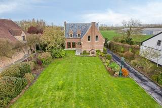 Deze karaktervolle woning in open bebouwing bevindt zich in Oorbeek, een deelgemeente van Tienen. De woning biedt heel aangename leefruimtes op...