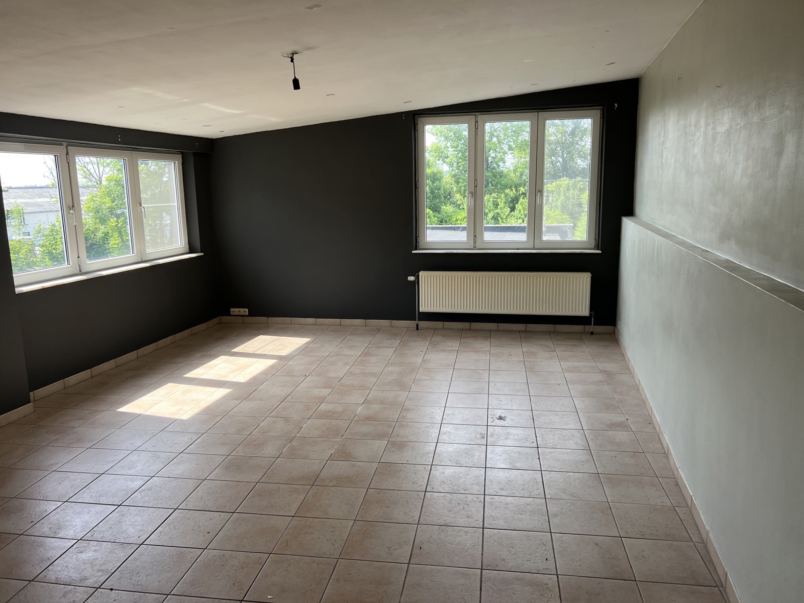 Opbrengsteigendom: Handelsgelijkvloers + 2 appartementen te koop te Bouge. - foto 5
