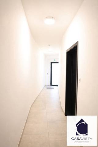 KLASSE-APPARTEMENT TYPE DUPLEX MET TERRAS EN PRIVATIEVE KELDERBERGING - IN ZEER RUSTIGE STRAAT. De Visstraat is een zeer kalme straat waar haast geen verkeer (smal) mogelijk is. Rustig vertoeven met Markt en handelscentrum om de hoek. Deze residentie met toegangen zowel in de Brugstraat als de Visstraat is een kleinschalig project dat in 2023-2024 werd beëindigd. Het werd volledig vernieuwbouwd op een bestaande vesting daterend uit 1980. Het voldoet aan alle eisen qua comfort en veilighied en was voordien verhuurd. Het is echter zeker ook aangewezen als startersappartement. Er zijn twee bouwlagen. Op het gelijkvloers heb je een slaapkamers aan de voorzijde, de ruime inkom/traphal en de badkamer met inloopdouche. Op de eerste verdieping dan de leefruimte met gekoppelde berging/technische ruimte en aan de andere zijde de geïntegreerde moderne keuken. Een overdekt buitenterras werd veilig afgesloten met glazen borstweringen en zorgt in de rustige staat voor verademing. EPC uitermate gunstig A-level, elektriciteit conform. Verwarmd via warmtepomp. Ook nog een handige privatieve kelder in de gemeenschappelijke kelder. Een bezoekje verheldert veel ! Vastgoedmakelaar Cedric geeft u alle uitleg. Bel voor een afspraak naar kantoor : 054412500