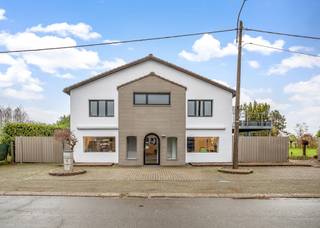 Bedrijfshal met uitbreidingsmogelijkheden en mooie woning op een perceel van maar liefst 3.337,00 m².De woning is gelegen in Dessel in een officiële...