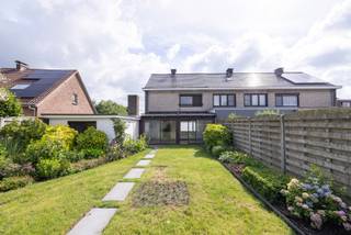 Deze gezellig gelegen woning heeft o.a. 3 slaapkamers, een veranda, inpandige garage en mooie tuin. Op 500m van het centrum, bushaltes, scholen, winkels en horeca. <br />Indeling:<br />* Gelijkvloers: <br />- Inkomhal met gastentoilet<br />- Woonkamer met nieuwe laminaat vloer<br />- Keuken <br />- Veranda <br />- Garage <br />- Wasplaats/berging <br />* Verdieping: <br />- 3 slaapkamers <br />- Badkamer <br />- Nachthal <br />- Tuinhuis in de mooi aangeplante tuin.<br /><br />Bijzonderheden:<br />- Elektriciteitskeuring conform<br />- Akoestische isolatie tussen de woningen<br />- Zonwering op veranda<br />- Spouwmuurisolatie met vlokken<br />- Vliegenramen