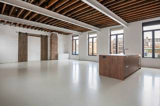 Ce magnifique bâtiment entièrement rénové (2021) est situé dans le centre historique animé d'Anvers. Une abondance de magasins, boutiques,...