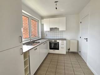 <p>Il se compose d’un hall d’entrée, d’un séjour avec salle à manger et d’une cuisine neuve, d’un débarras ainsi que d’une porte-fenêtre coulissante donnant accès à une agréable et spacieuse terrasse (9,05 m²).<br /><span></span>L’appartement comprend également un hall de nuit, deux grandes chambres, un WC séparé et une salle de bains.</p>
<p>Ce vaste appartement bénéficie d’un emplacement de premier choix dans un environnement calme, avec un accès aisé aux principaux axes routiers et à quelques pas de la gare, de la gare routière, des commerces, des écoles et des infrastructures culturelles.</p>
<p><strong>Atouts supplémentaires :</strong></p>
- Label PEB B !<br />- Installation électrique conforme à la législation !<br />- Ascenseur présent <br />- Grande terrasse<br />- Possibilité d’acquérir un garage spacieux<br />- Situé à proximité immédiate de la gare ferroviaire et routière<br />
<p>Un appartement idéal pour une occupation personnelle ou comme investissement.</p>
<p><strong>Saisissez cette opportunité et venez découvrir par vous-même tous les atouts de ce bien !</strong> Pour une visite ou de plus amples informations, contactez-nous au <strong>0479/09.09.09</strong> ou consultez <strong>www.wsb-group.be</strong></p>