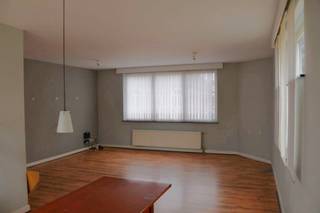 <div><strong>Instapklaar 2-slaapkamerappartement met EPC label B op een toplocatie in het centrum van Kapellen<br /><br /></strong></div>
<div>Dit comfortabele appartement op de tweede verdieping combineert een uitstekende ligging met een doordachte indeling. U bevindt zich hier op wandelafstand van het openbaar vervoer, diverse winkels en gezellige horecagelegenheden, waardoor alles binnen handbereik ligt.<br /><br /></div>
<div>Bij het binnenkomen via de ruime inkomhal, die voorzien is van een praktische vestiaire en een apart gastentoilet, krijgt u meteen een gevoel van ruimte. De hal leidt naar een royale, lichtrijke open leefruimte waar wonen en eten naadloos in elkaar overlopen, met aansluitend de functionele keuken.<br /><br />Verder beschikt het appartement over twee volwaardige slaapkamers en een verzorgde badkamer met een douche en een modern wasmeubel.<br /><br /></div>
<div>Achter het gebouw bevindt zich een handige autostaanplaats die specifiek tijdens de avonduren beschikbaar is. De vaste kosten voor dit appartement bedragen slechts € 15 per maand. <br /><br />Een ideale opportuniteit voor wie op zoek is naar comfortabel wonen in het centrum van Kapellen!</div>