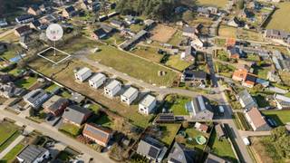 Een heerlijke, rustige plek voor jouw gezin? Dat vind je in Klissenhoek in Vorselaar. Op deze mooie nieuwe woonlocatie biedt Danneels ook bouwgronden te koop aan. <br /><br />De loten 6 tot en met 9 zijn ruime villapercelen die combineren een mooie straatbreedte met een aanzienlijke diepte, waardoor je hier volop kan genieten van een ruime, perfect zuidwest georiënteerde woning met mooie tuin. <br /><br />De percelen worden te koop aangeboden zonder bouwverplichting. Je kiest dus helemaal vrij met welke bouwpartner(s) je samenwerkt en wanneer je hier gaat bouwen.<br /><br />Ideale ligging in nieuwe familievriendelijke en groene woonbuurt, dicht bij het centrum en alle faciliteiten.