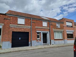 Ruime woning met garage

Deze woning met veel potentieel is gelegen te Marke in een rustige straat nabij centrum.
Totale bewoonbare oppervlakte van maar liefst 251 m2.
De woning beschikt over 4 ruime slaapkamers met eigen douche. 
Verder een ingerichte keuken en mooi salon met parketvloer.
Ruime garage met automatische poort en gezellig terras.