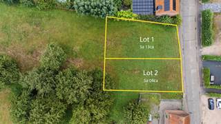 Lot 2 is een mooi perceel bouwgrond van circa 5 are 04 centiare, gelegen in de gezellige dorpskern van Herfelingen, in een straat met weinig doorgaand verkeer.
Op het perceel kan een vrijstaande woning gebouwd worden met gevelbreedte 8m37. De toegelaten bouwdiepte bedraagt 15 meter op het gelijkvloers en 12 meter op de verdieping. Ook een open carport is toegestaan.
Wil je graag bespreken hoe je jouw bouwideeën op dit perceel kunt realiseren? Maak dan snel een afspraak bij ons op kantoor en contacteer Sophie via **0496 71 50 59**.
