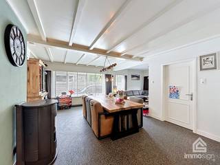 PLUSPUNTEN:<br />+ perceeloppervlakte: 983 m²<br />+ bewoonbare oppervlakte: 181 m²<br />+ 3 slaapkamers (5 mogelijk)<br />+ ruime woning met veel potentieel<br />+ ruime tuin mét verwarmd zwembad<br />+ afgesloten perceel<br />+ prachtig vrij uitzicht<br />+ zonnepanelen mét certificaten!<br />+ woning vrij uiterlijk 1 februari 2027 (of in overleg)<br /><br />ALGEMEEN:<br />Deze vrijstaande en instapklare gezinswoning op een perceel van maar liefst 983 m² combineert ruimte, comfort en een prachtige ligging met vrij uitzicht. De woning werd in 2017 gerenoveerd en biedt vandaag al een ruime leefomgeving met drie slaapkamers op het gelijkvloers, terwijl de bovenverdieping nog volledig naar eigen smaak kan worden afgewerkt. Hierdoor creëert u eenvoudig extra slaapkamers, een dressing en een tweede badkamer, ideaal voor grote gezinnen of wie op zoek is naar extra woonruimte.<br /><br />De lichtrijke leefruimte en moderne keuken vormen het hart van de woning en geven uit op de gezellige tuin met verwarmd zwembad. Dankzij het filtersysteem van het zwembad en de praktische terrasoverkapping geniet u hier het hele jaar door van optimaal comfort, rust en privacy.<br />Dankzij het afgesloten perceel, de zonnepanelen en de landelijke omgeving is dit een woning die niet alleen aangenaam wonen biedt, maar ook toekomstgericht is.<br /><br />Bent u op zoek naar een ruime woning met veel potentieel, een rustige ligging en een prachtig open uitzicht? Dan is deze eigendom in Hamont-Achel absoluut een bezoek waard.<br /><br />INDELING:<br />+0: inkomhal, eetkamer, woonkamer, keuken, berging, toilet, badkamer, 3 slaapkamers, tuinkamer, garage<br />+1: 2 af te werken slaapkamers, dressings, badkamer en toilet<br /><br />FINANCIERING:<br />Opgelet: voor woningen gelegen in België zijn enkel Belgische hypotheken mogelijk. Maak tijdig een afspraak zodat u zich op voorhand kan bevragen over de mogelijkheden.<br />Kandidaat-kopers die hun financiële plaatje al hebben voorbereid, wekken altijd meer vertrouwen.<br /><br />SUCCESVOL VERKOPEN?<br />Dankzij succesvolle transacties zijn wij steeds op zoek naar nieuw aanbod. Overweegt u te verkopen of te verhuren? Informeer vrijblijvend naar onze werkwijze.<br /><br />HOUD ME OP DE HOOGTE:<br />Niet gevonden wat u zocht? Schrijf u gratis in op onze website zodat u vrijblijvend op de hoogte wordt gebracht van nieuw aanbod: https://www.immosign-plus.be/nl/hou-me-op-de-hoogte/<br /><br />AFSPRAAK:<br />Wilt u graag een afspraak voor deze praktische woning te Hamont-Achel?<br />Contacteer ons dan op +32 89 87 03 67 of via info@immosign-plus.be.
