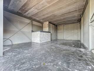 <u><strong>ALGEMEEN:</strong></u><br />Het betreft hier een opbouw van een nieuw bedrijfsverzamelgebouw, bestaande uit 18 KMO-units en 2 kantoren. <br />Rondom het gebouw is een private weg aangelegd met 58 parkeerplaatsen.<br /><br /><u><strong>AFWERKING:</strong></u><br /><em><strong>MAGAZIJN (glv.):</strong></em><br />- <strong>Stalen constructie:</strong> gezandstraald, behandeld met lasprimer en voorzien van all meta coating<br />- <strong>Geïsoleerde (10cm PIR) gladde betonpanelen</strong> - EPB-conform<br />- <strong>Scheidingswanden in gladde betonpanelen</strong>, dienst doende als brandmuur (EI60)<br />- <strong>Gepolierde en gewapende betonvloer</strong> (15cm) met XPS vloerisolatie (volgens EPB-normering)<br />- <strong>Geïsoleerd (100mm PIR) plat dak</strong> bestaande uit geprofileerde staalplaten (Steeldeck met roofing)<br />met <strong>centrale lichtstraat</strong> (dubbelwandige polycarbonaat platen (2x 10mm vierwandig), voorzien van rook- en warmteafvoersysteem)<br />- 1 geïsoleerde, <strong>automatische sectionaalpoort</strong> (h: 4,20m; b: 4,50m) met afstandsbediening (één zender)<br />- Per unit is <strong>een raampartij </strong>voorzien en glazen inkomdeur. IDEAAL om nog een kantoorruimte te voorzien.<br />- Extra belasting voor zonnepanelen is voorzien: 15kg/m²<br /><br /><em><strong>KANTOOR (1 verd.):</strong></em><br />Casco (water- en winddicht)<br /><br /><strong>Conform bijlage 6, Brandklasse B!</strong><br />Automatische branddetectie met RWA-luiken<br /><br /><u><strong>NUTSVOORZIENINGEN:</strong></u><br />De individuele aansluitingen per unit op water, elektriciteit (40A, 3 x 400V), internet/telefoonkabel van het tellerlokaal tot in de unit. Het tellerlokaal bevindt zich in unit 1, die voorzien is van 2 afzonderlijke buitendeuren. Er is een gescheiden rioleringsstelsel voorzien voor afvoer van regen- en afvalwater. Per unit is een afvoer voorzien voor sanitaire module.<br />Per 2 units is regenwaterput van 10.000 liter voorzien, met aanzuigleiding per unit (zonder pomp).<br /><br /><u><strong>OMGEVINGSWERKEN en TOEGANGSWEGEN</strong></u>:<br />Rond de gebouwen zal de buitenaanleg en de groenvoorziening uitgevoerd worden conform het lastenboek en plannen.<br /><br /><u><strong>LIGGING:</strong></u><br />- Centrale ligging in West-Vlaanderen<br />- Op slechts enkele kilometers van de autosnelweg E403 (Brugge-Kortrijk), afrit 'Ruddervoorde-Zedelgem'<br />- Op 500 m van N32 - verbindingsbaan Brugge-Torhout<br /><br /><u>* Bijzonderheden:</u><br />- Vermelde prijzen zijn exclusief 21% btw, aansluitingskosten van de nutsvoorzieningen, meterkast, deelname basisakte, opmeting, PID en brandcentrale.<br />- Interessant voor btw - <strong>Q2 2026</strong><br />- Onze referentie op <strong>www.centro-bedrijfsvastgoed.be</strong>: <strong>Q0762-1</strong> of contacteer ons op <strong>050 70 01 02</strong>.